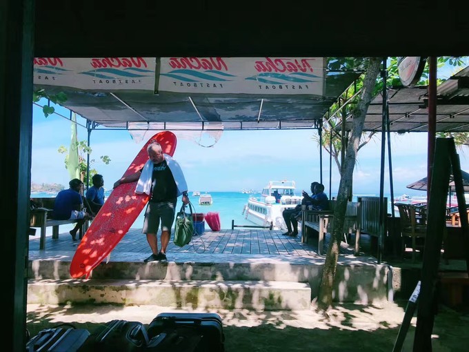 印度尼西亚巴厘岛干货旅游美食攻略之酷炫老爷子要冲浪