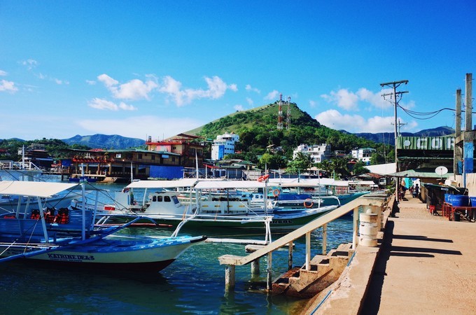 菲律宾科隆镇小岛潜水美食旅游攻略之码头可以看到十字架山
