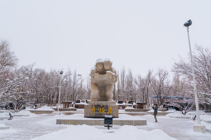 新疆克拉玛依超实用美食摄影旅游攻略之石油工人雕像