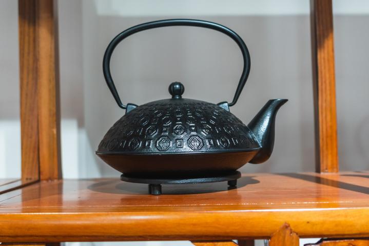 新疆克拉玛依超实用美食摄影旅游攻略之铮艺坊里的铸铁壶