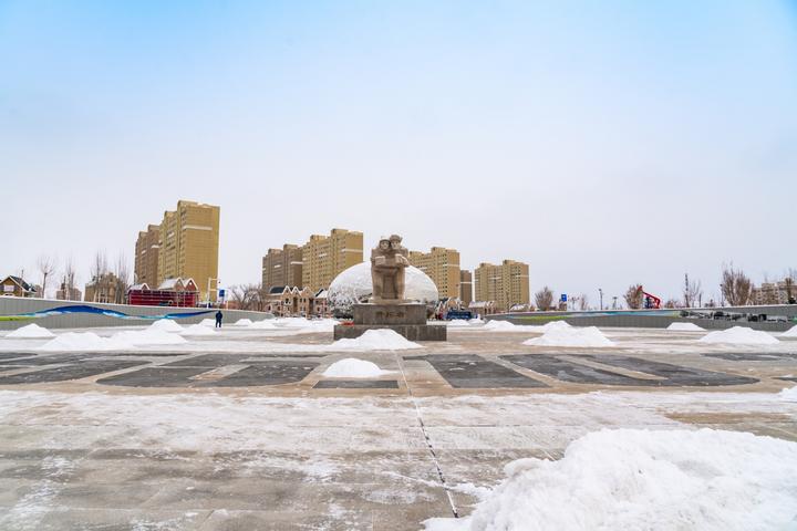 新疆克拉玛依超实用美食摄影旅游攻略之克一号井景区石油纪念广场的克拉玛依大油泡雕塑